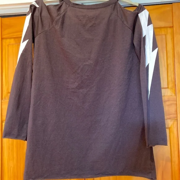 NWT Chaser Cold Shoulder Long Sleeve Lightening Bolt T-Shirt, Black, Size Small - Picture 4 of 13
